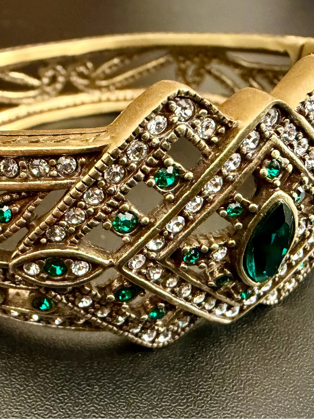 VINTAGE HEIDI DAUS HINGED BANGLE BRACELET